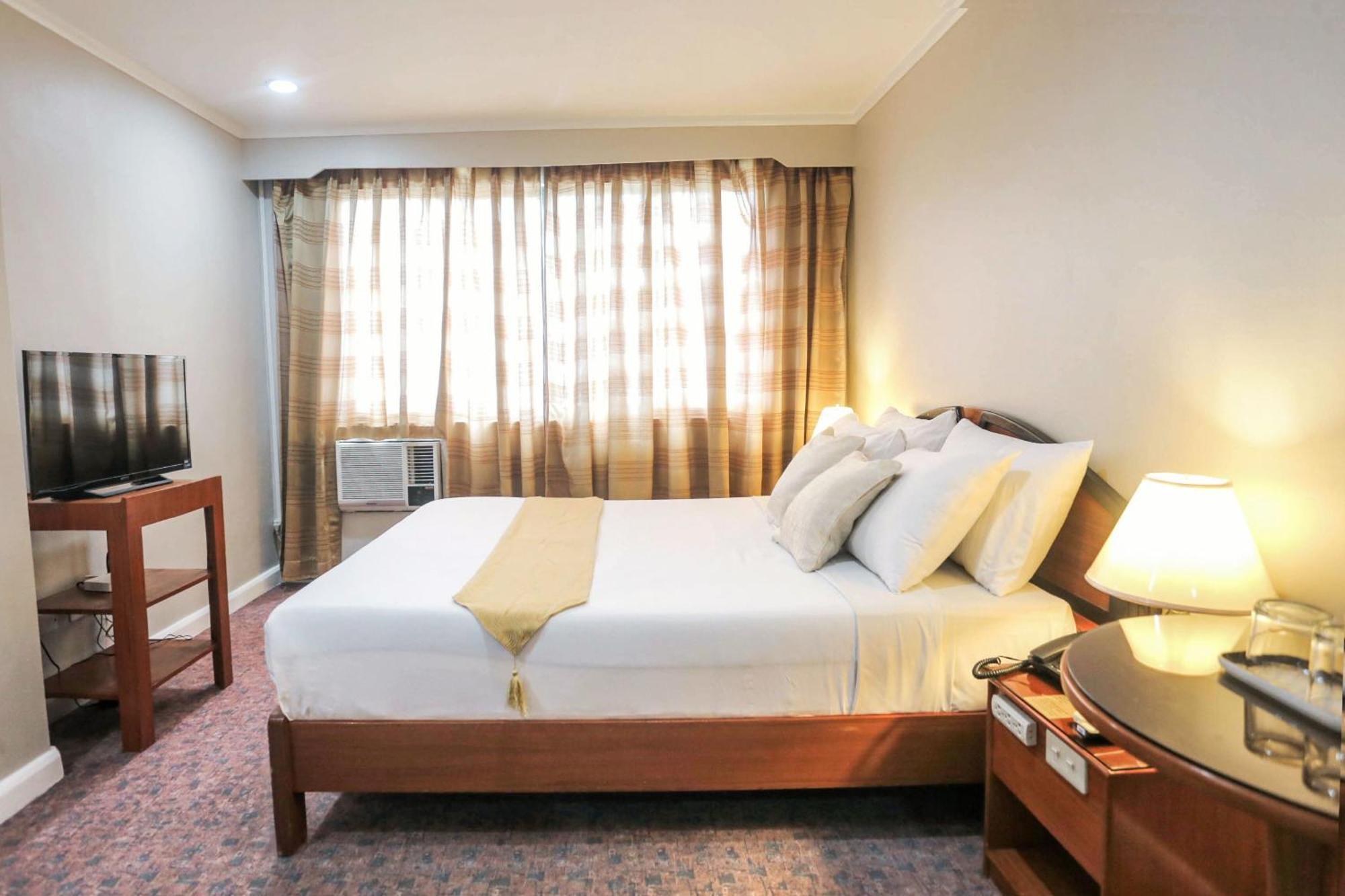 Holiday Plaza Hotel - Cebu Exterior foto